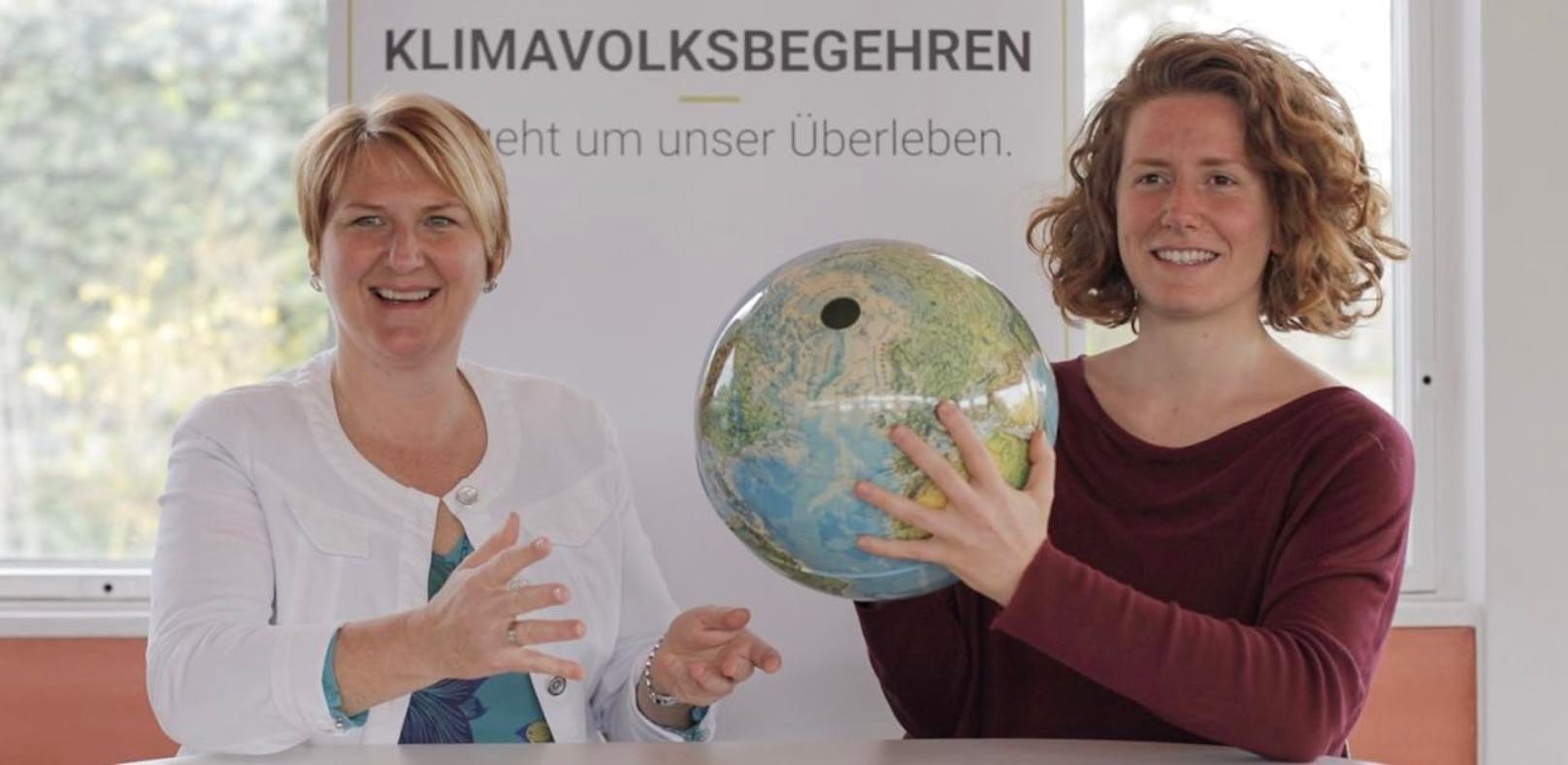Die Initiatorin des Klimavolksbegehrens Helga Krismer (l.) übergibt die Leitung an ein Team um Katharina Rogenhofer (r.).
