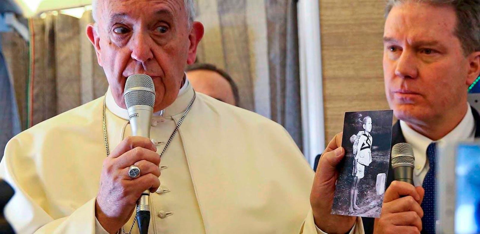Papst schockt Reporter auf Flug mit Horror-Foto