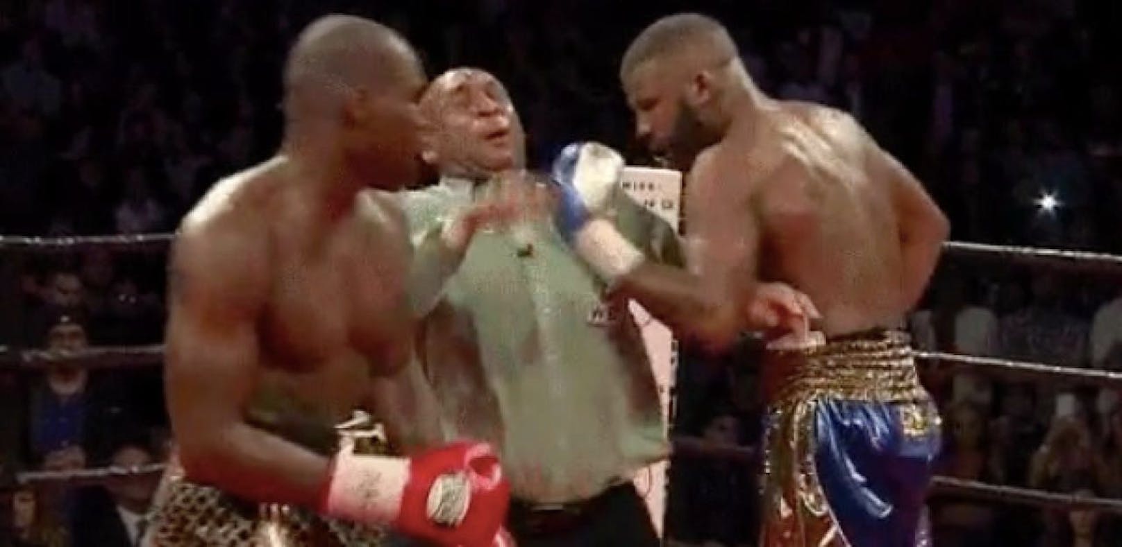 Boxer schlägt Referee mit der Faust voll ins Gesicht