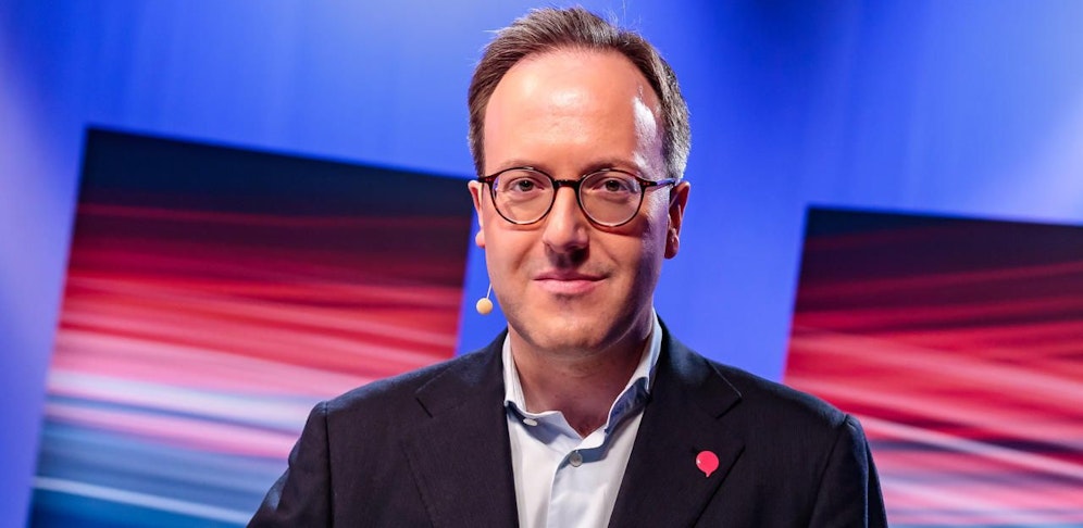 Spitzenkandidat Dominik Oberhofer (NEOS) darf sich freuen, seine Partei wird höchstwahrscheinlich erstmals in den Tiroler Landtag einziehen.