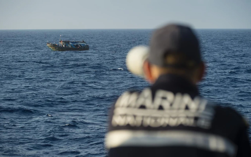 Ein Schiff der französischen Marine begegnet einem Boot voller Migranten im Mittelmeer.