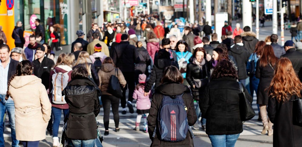 Passanten auf der Mariahilfer Straße in Wien.
