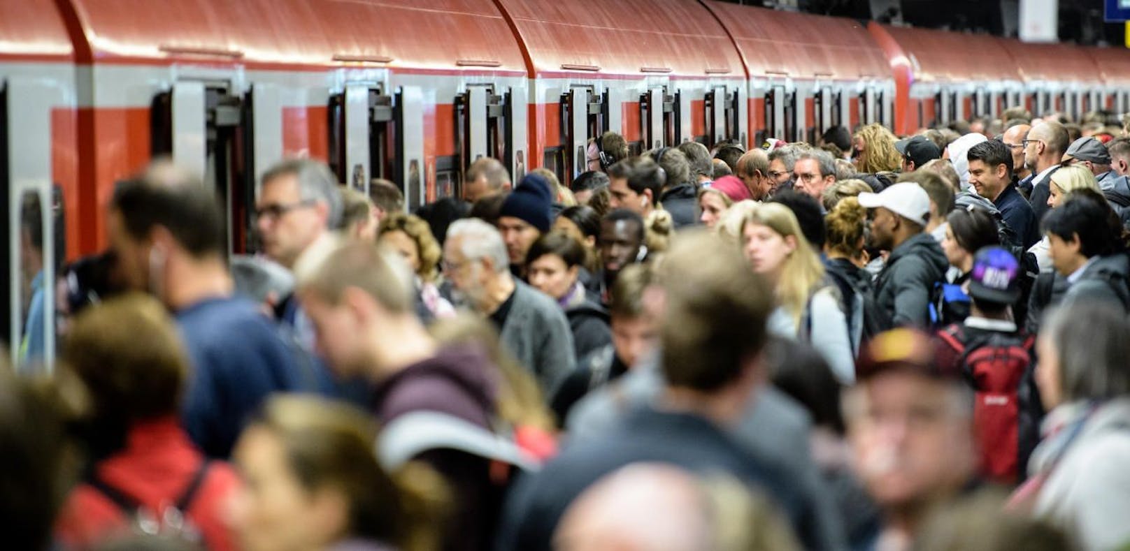 Wartende auf einer S-Bahn-Plattform in München.