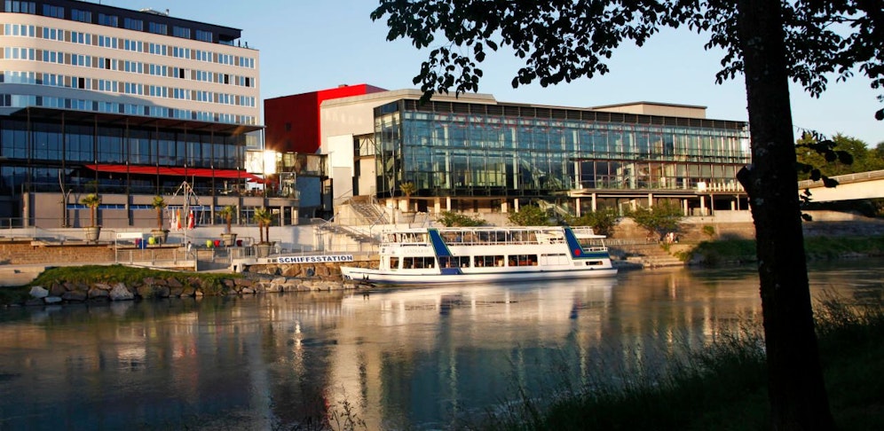 Der Mann ist aus ungeklärter Ursache von der Fußgängerbrücke gestürzt. 