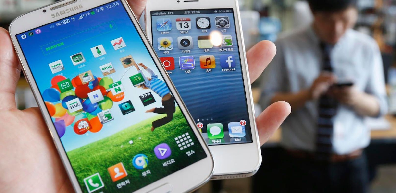 Samsung und Apple: Die beiden Smartphone-Konkurrenten haben sich in den vergangenen Jahren weltweit mit Dutzenden von gegenseitigen Patentklagen überzogen. 