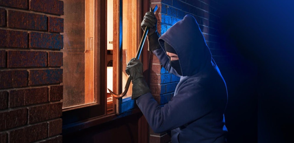 Der Einbrecher musste nicht einmal Fenster aufbrechen.