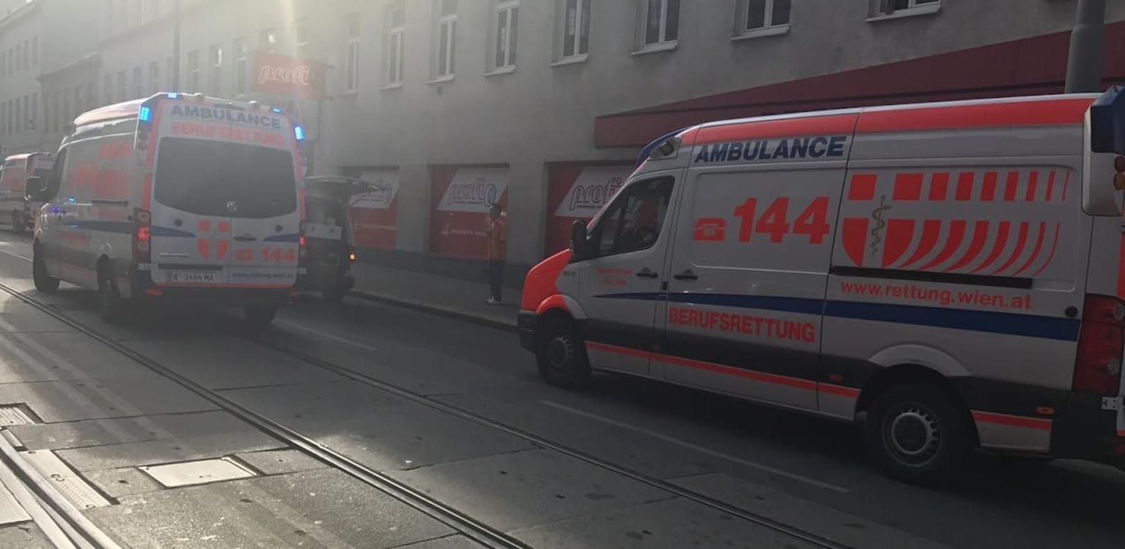 Der Bub wurde mit der Wiener Berufsrettung in ein Spital gebracht, dort verstarb das Kind