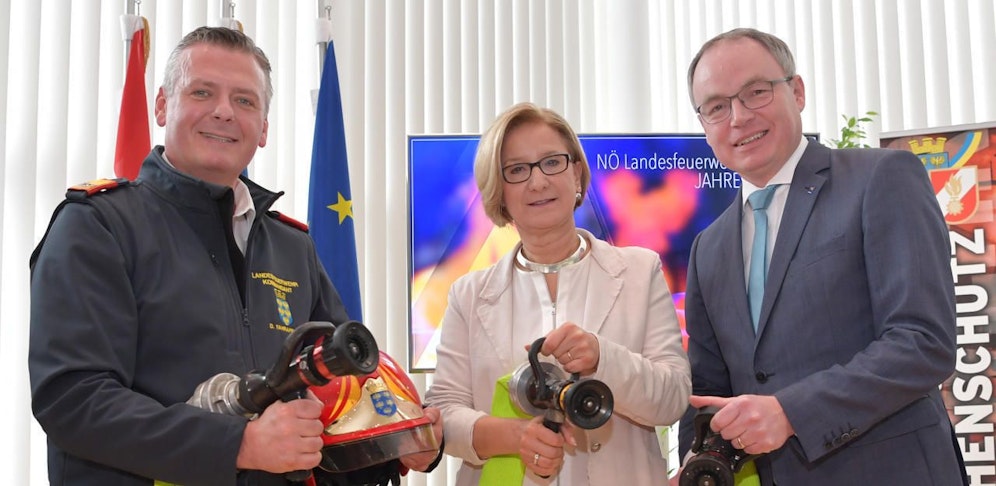 nö. Landesfeuerwehrkommandant Didi Fahrafellner, Landeshauptfrau Johanna Mikl-Leitner und ihr Stellvertreter und Feuerwehrlandesrat Stephan Pernkopf (v.l.)