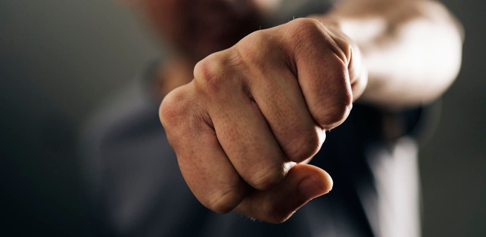 Nach einem Faustschlag ins Gesicht türmten die beiden Angreifer. (Symbolbild).