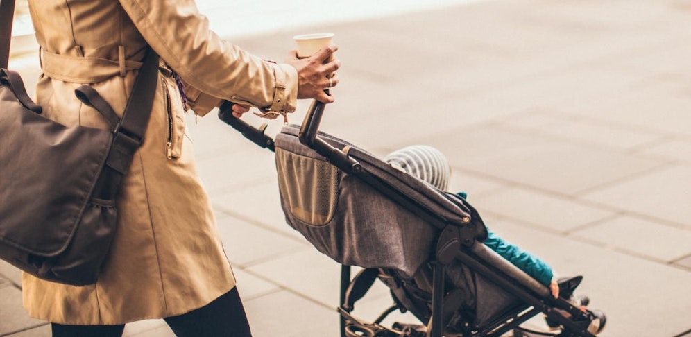 Der Mann wollte ein Kleinkind aus einem Kinderwagen heben (Symbolbild).