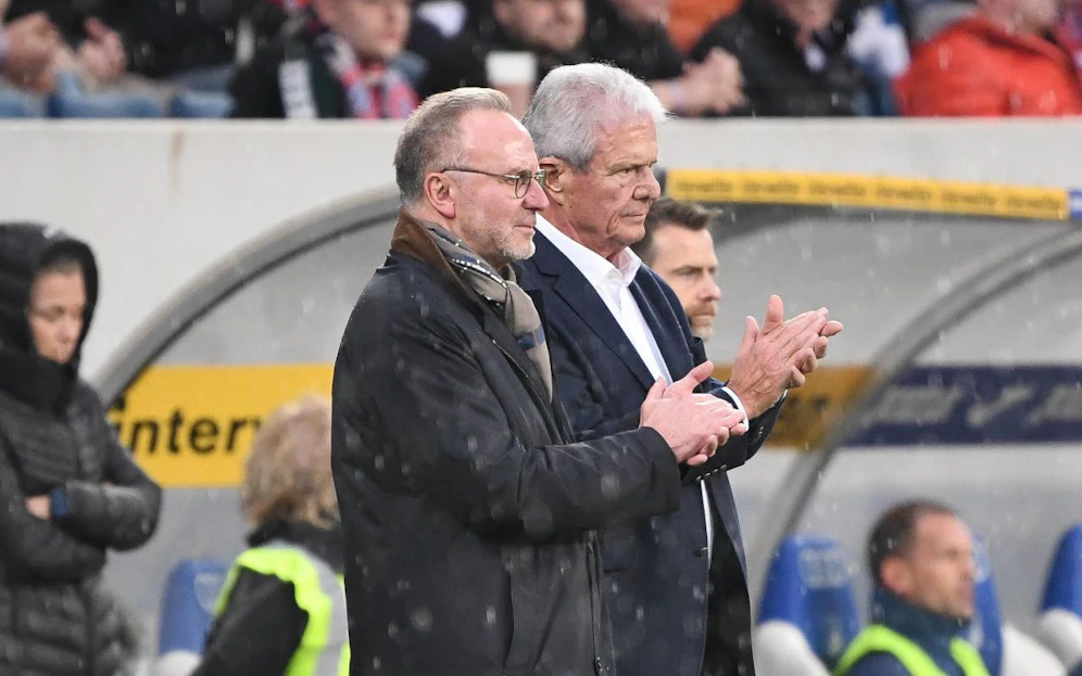 Karlheinz Rummenigge und Dietmar Hopp mit dem Schulterschluss. 