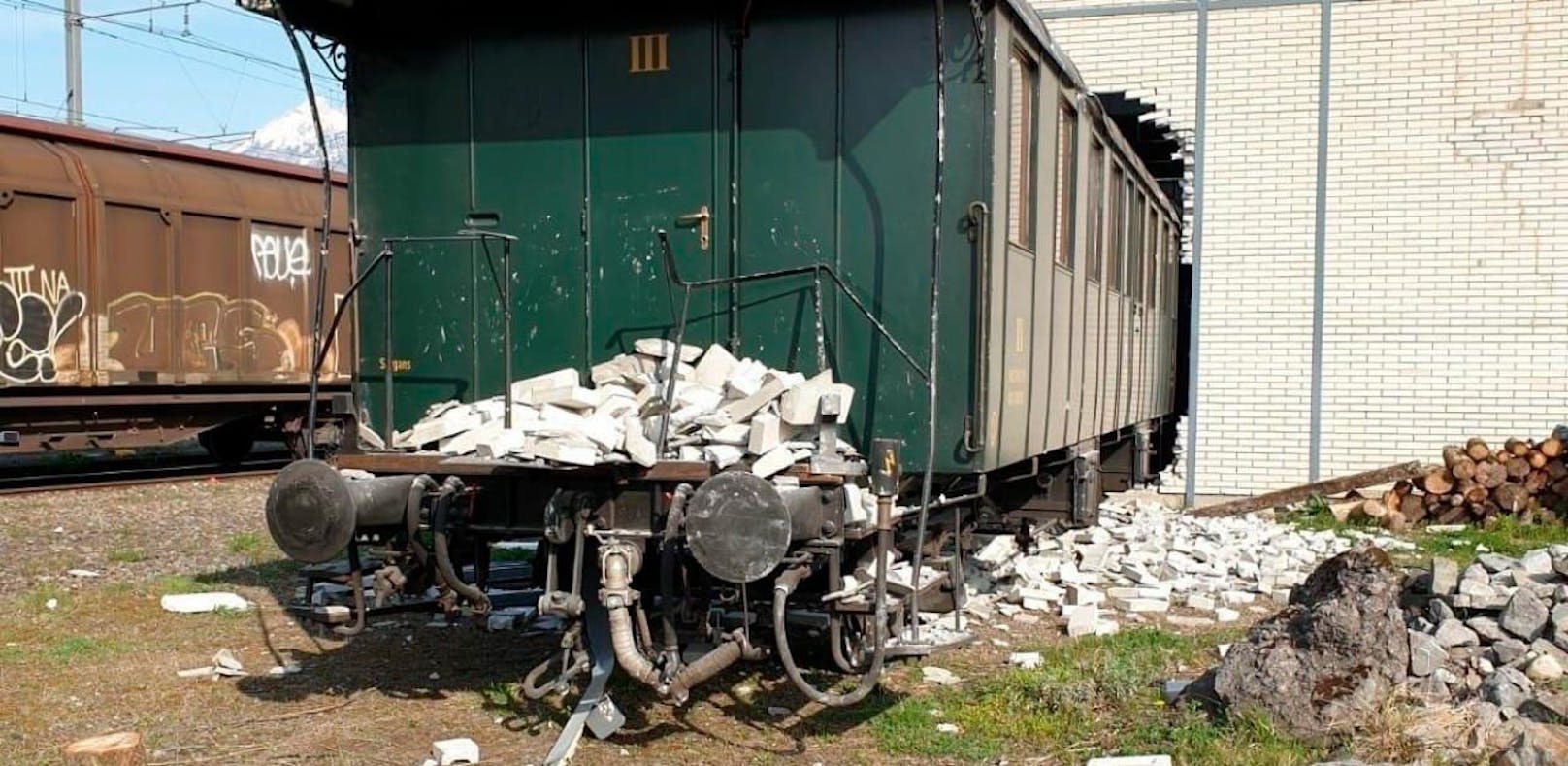 Historischer Bahnwagen donnert durch Depot-Wand