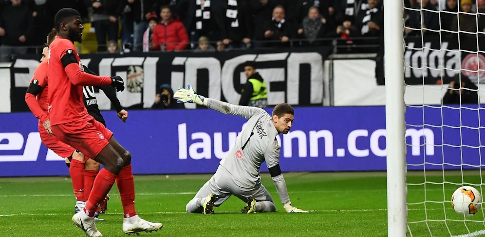 Cican Stankovic konnte die rollenden Angriffe der Frankfurter nicht aufhalten.