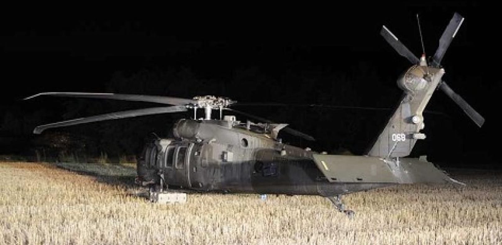 Das US-Militärflugzeug steht derzeit in einem abgemähten Getreidefeld in Bergern.