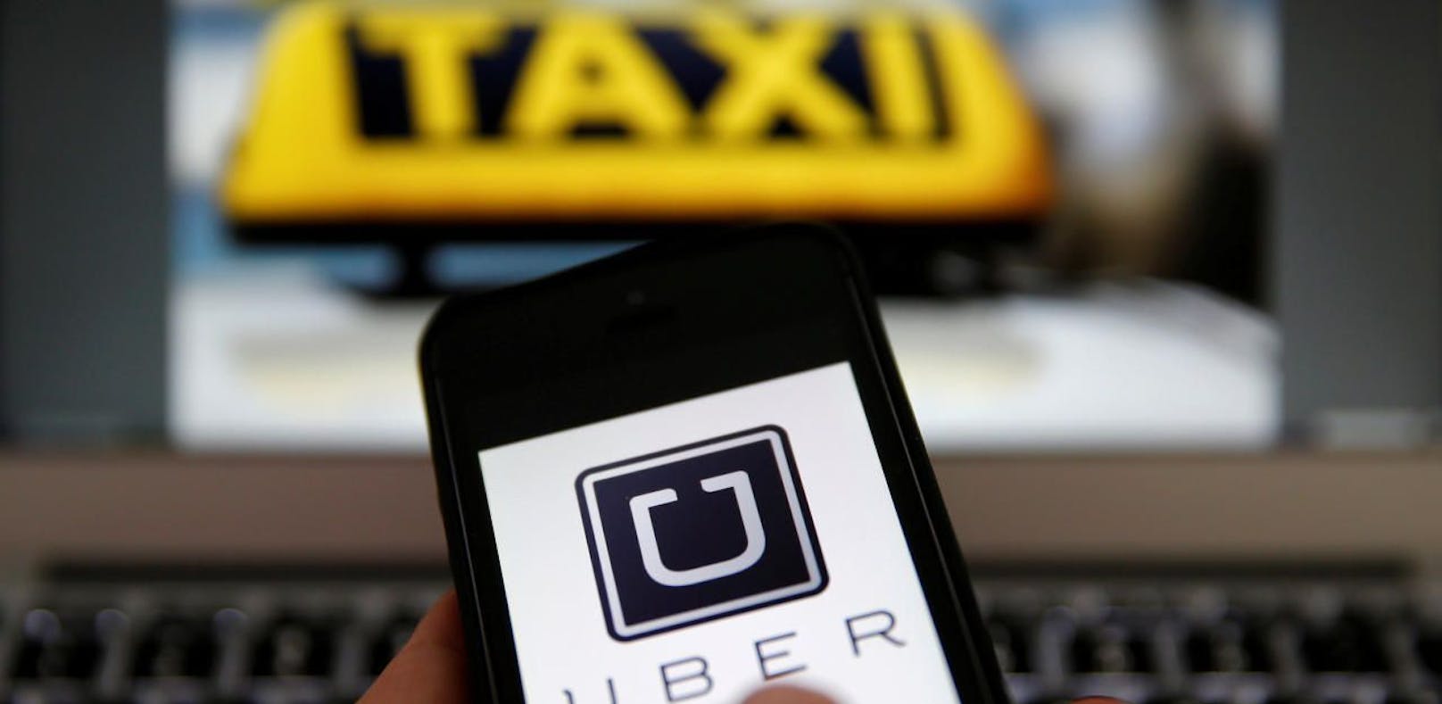 Der Streit zwischen Uber- und Taxi-Fahrern eskaliert.
