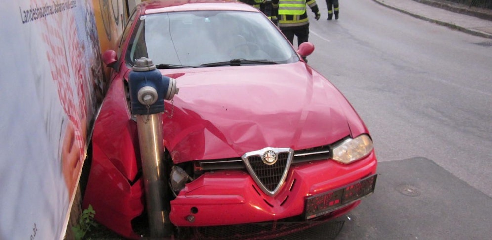 Das geparkte Auto wurde durch den Aufprall in einen Hydranten gedrückt.