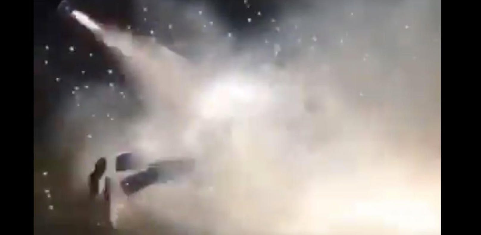 Video zeigt, wie Rakete in Po von Mann explodierte