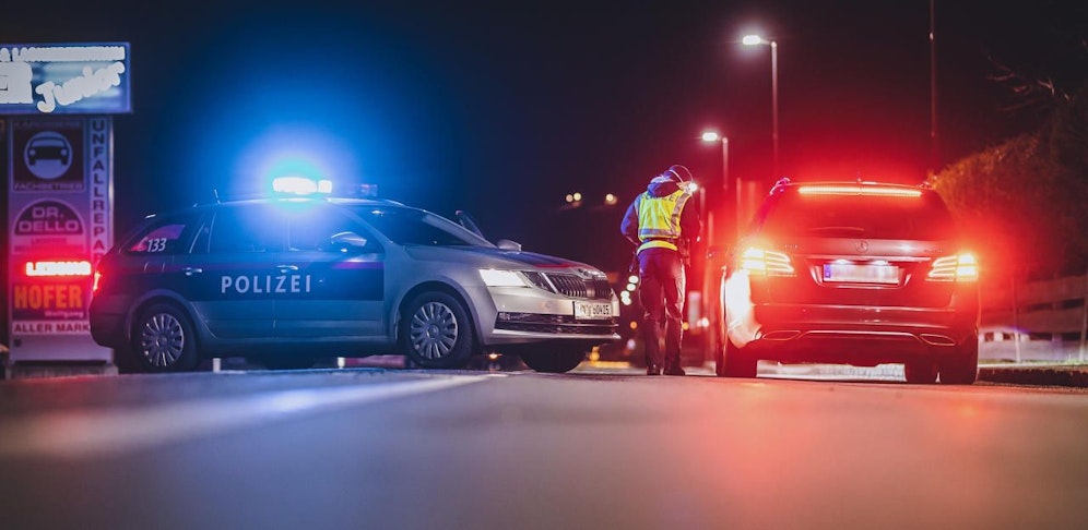 Die Polizei konnte die betrunkene Frau stoppen und festnehmen.