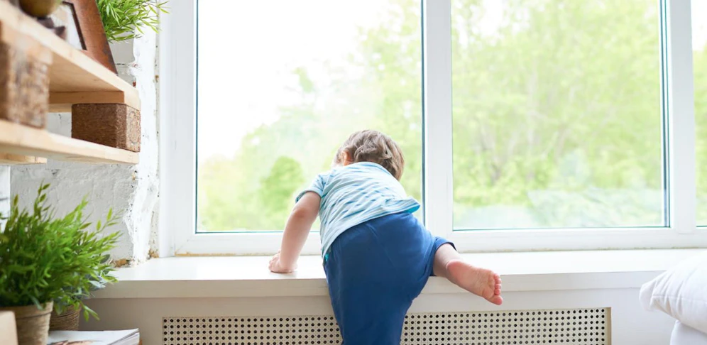 Das Kind stürzte aus dem Fenster und wurde verletzt.