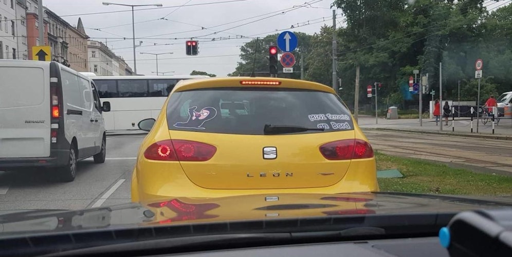 Der Aufkleber auf dem Auto sorgt für Aufregung. 