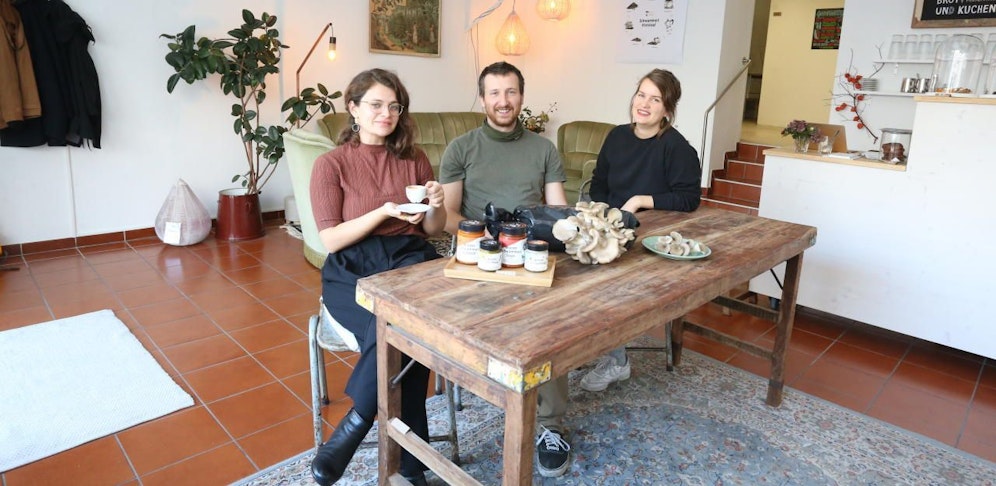 Judith Köchl, Manuel Bornbaum und Elena Anna Rieser (v.l.) vom "Hut & Stiel"-Pop-Up-Team.