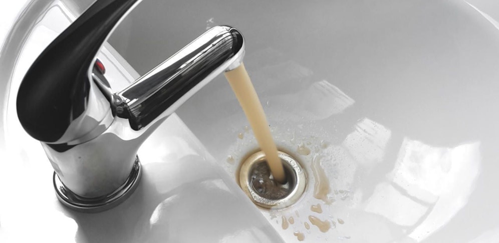 Bereits in den vergangen Wochen soll das Wasser, das aus den Leitungen kam, nicht sauber ausgesehen haben.