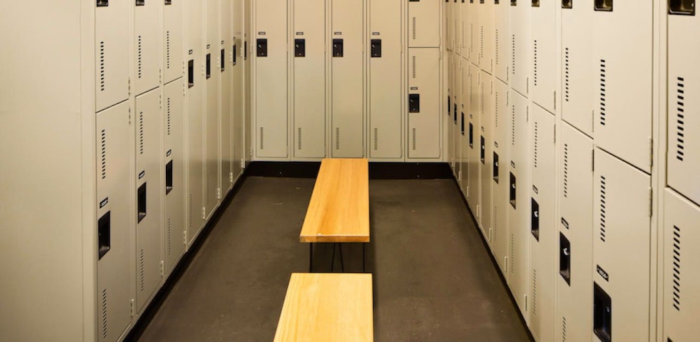 Fußballtrainer filmte in der Umkleidekabine und beim Duschen mit.