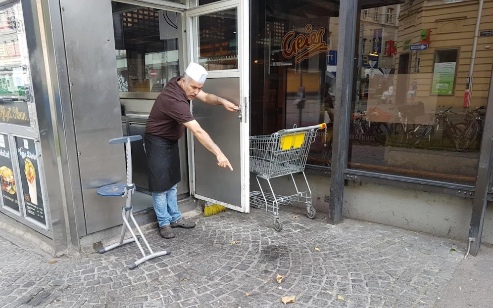 Der Zeuge deutet auf die Stelle, bis zu der sich das Messerstich-Opfer blutend schleppte.