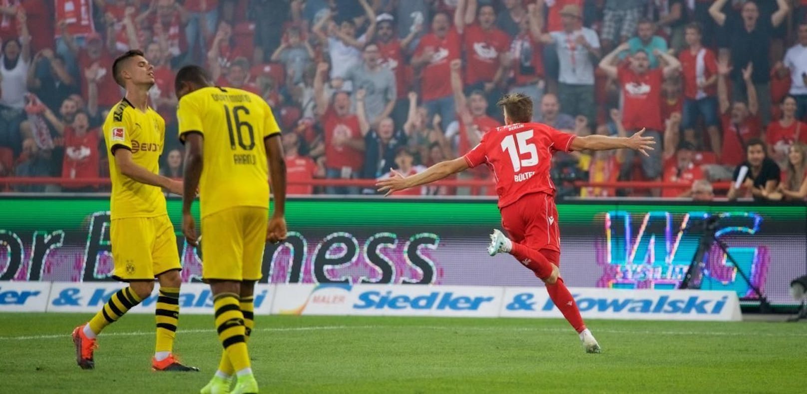 Marius Bülter schnürt gegen Dortmund an der Alten Försterei den Doppelpack und lässt sich gebührend feiern.