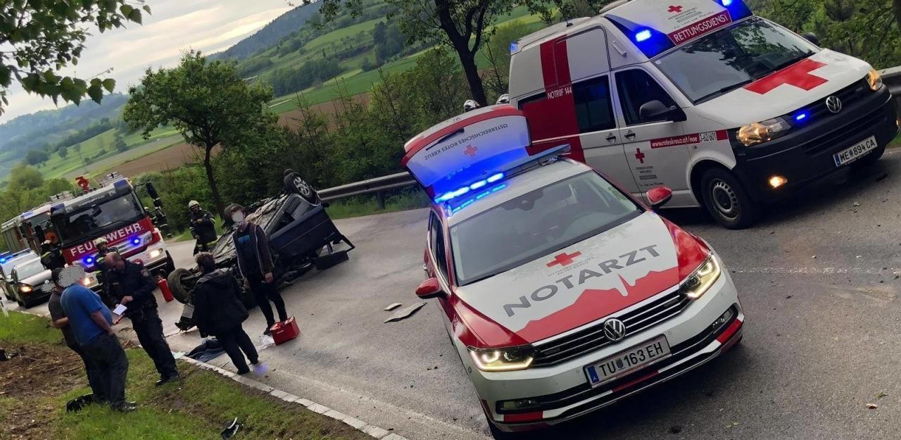 Heute.at - 18-Jähriger überschlug sich mit Pkw, landete am Dach