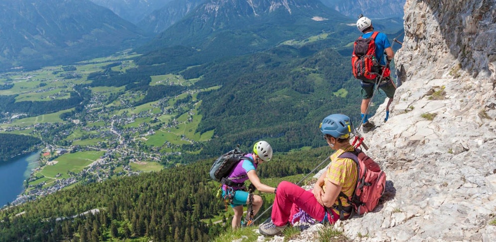 Kletterer am Panorama-Klettersteig "Sisi" beim Loser.