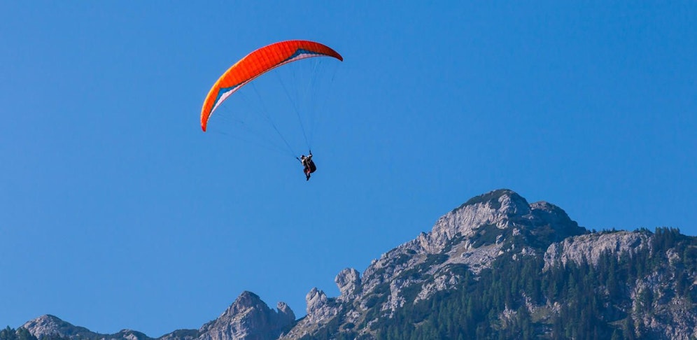 Aufgrund des Wetters öffnete der Gleitschirm nicht wie geplant. Der Pilot 