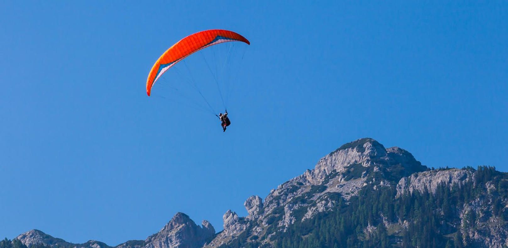 2.000 Meter Höhe – Gleitschirmflieger muss notlanden
