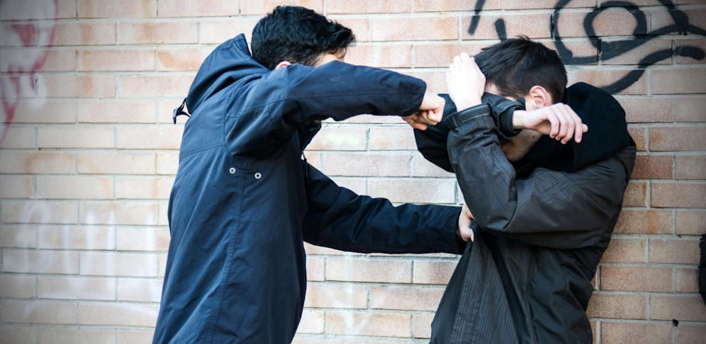 Der Täter verpasste dem 18-Jährigen mehrere Faustschläge ins Gesicht