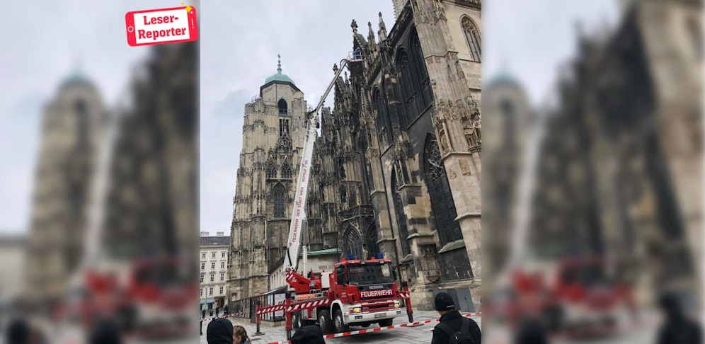 Die Feuerwehr nahm die gelöste Stücke von der Fassade ab. 