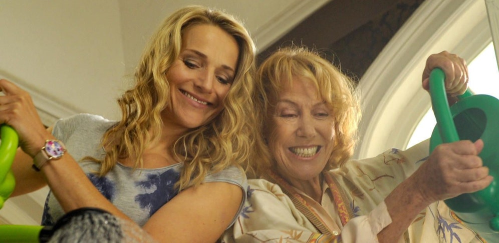 Tanja Wedhorn (als Marie Wagner) und Gaby Dohm (als Greta von Schermann) in "Marie räumt auf"