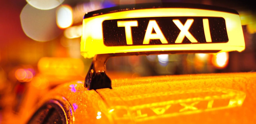 Mit dem taxi ließ sich der Mann durch mehrere Länder kutschieren.