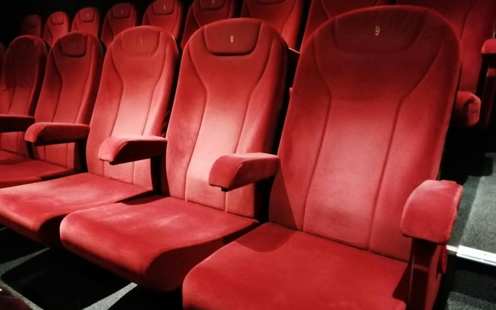 Echte Kinositze für den Filmspaß zu Hause gibt es jetzt im Haydn Kino auf der MaHü. 