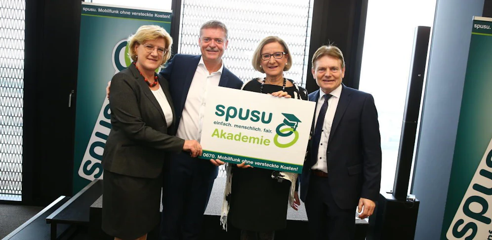 "spusu"-Eigentümer Franz Pichler (2.v.l.) mit der nö. Landeshauptfrau Mikl-Leitner (3.v.l.)