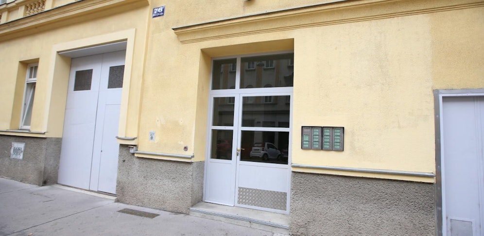 Vor dieser Haustür attackierte der Mann sein Opfer.