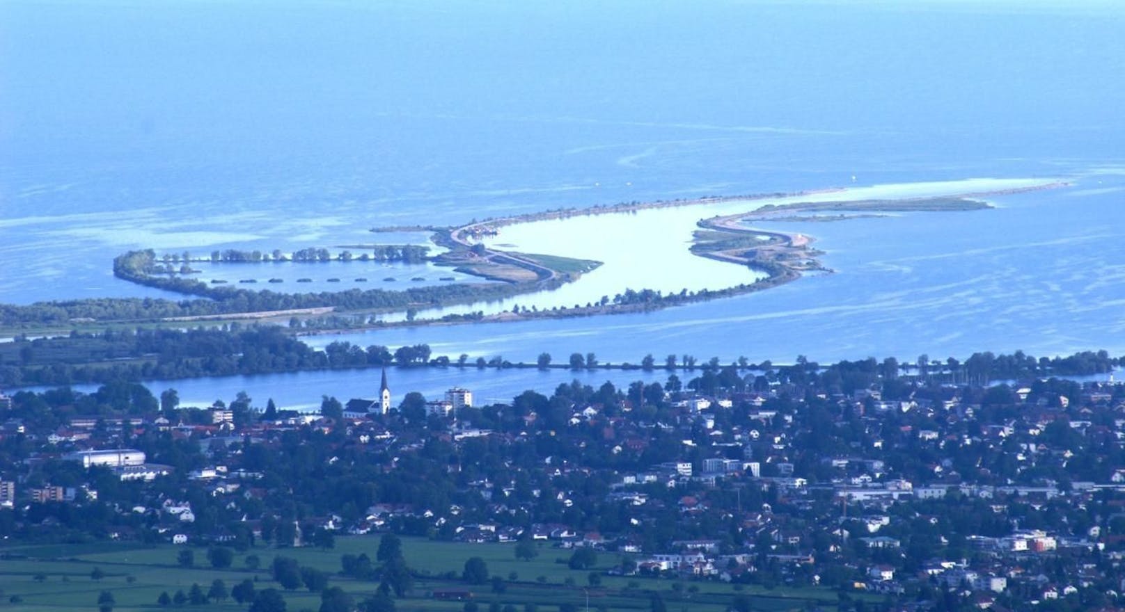 Die Rhein-Mündung in den Bodensee inklusive ihrer Dämme bei Hard (Vorarlberg).