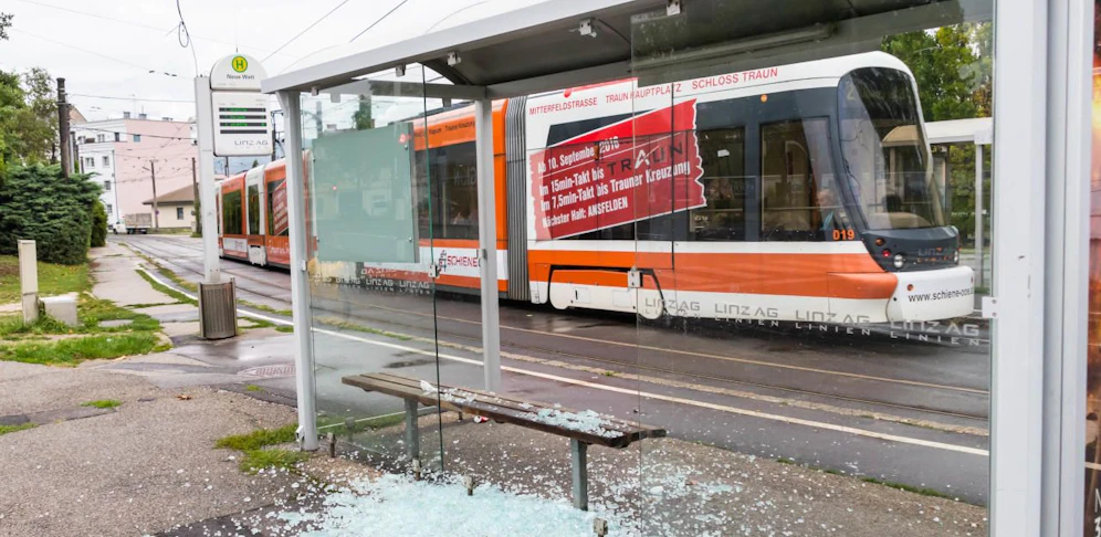 Ein Bild der Verwüstung! Vandalen zerstörten in der Neuen Welt mutwillig eine Busstation.  