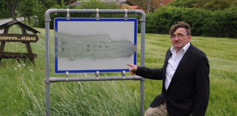 Gemeinderat Alfred Prinz mit der angeschmierten Ortstafel.