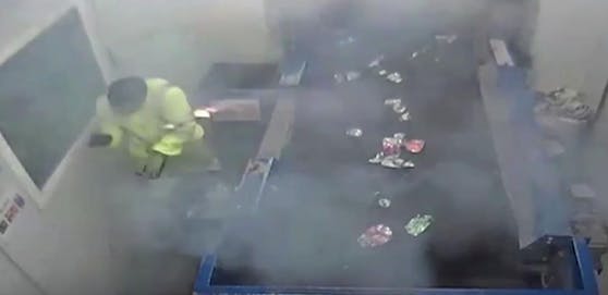 Alle Mann in Deckung! Die Handfackel ist explodiert, Leuchtgeschosse verletzen den Arbeiter.