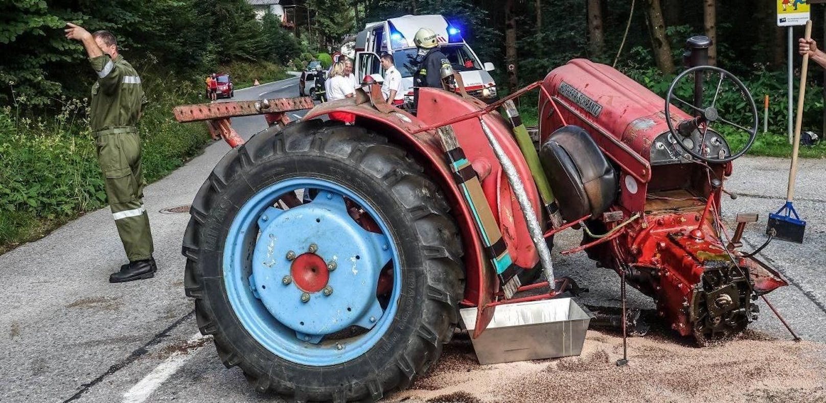 Traktor bei Crash mit Pkw in zwei Teile gerissen