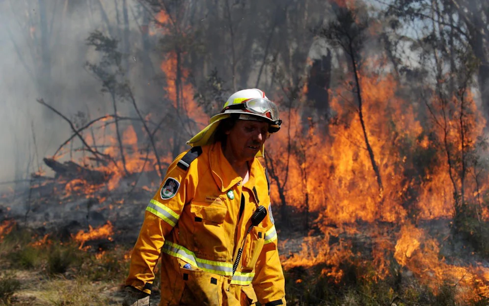 Die Feuerwehr in Australien hat regelmäßig mit schweren Buschfeuern zu kämpfen. Jetzt löste ein Firefighter bei einer Schulung versehentlich einen Großbrand aus (Symbolbild). 