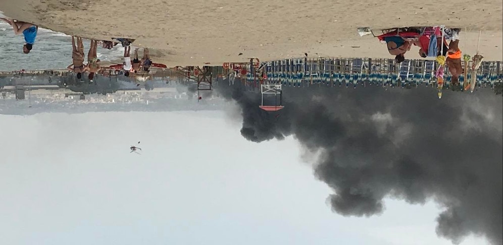 Badegäste konnten die Löscharbeiten aus der Ferne vom Strand aus beobachten.