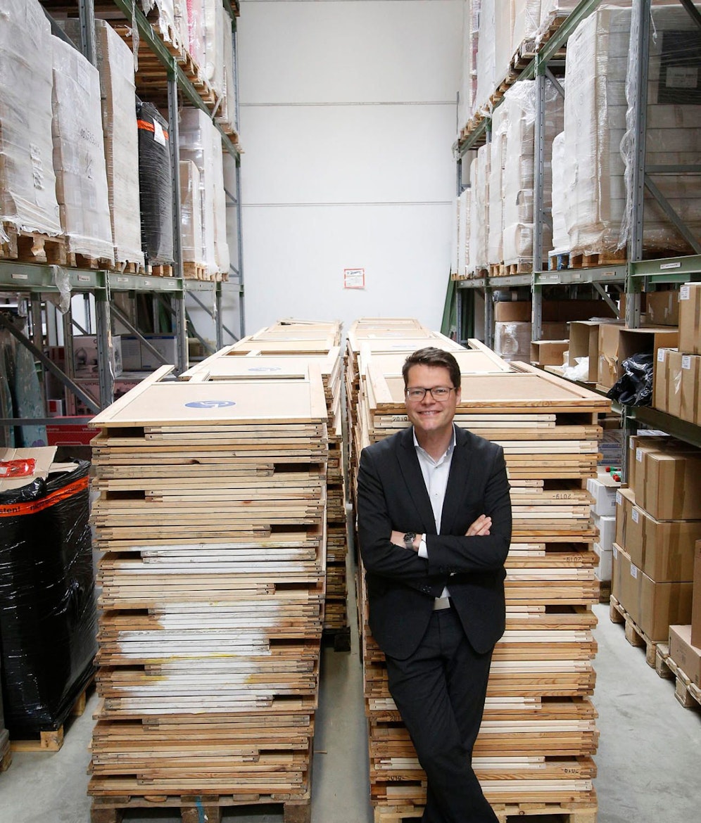 AmtsfÃ?hrender Stadtrat JÃ?rgen Czernohorszky besucht das Logistikcenter der MA54 und macht sich vor Ort ein Bild vom logistischen Aufwand einer bevorstehenden Wahl.