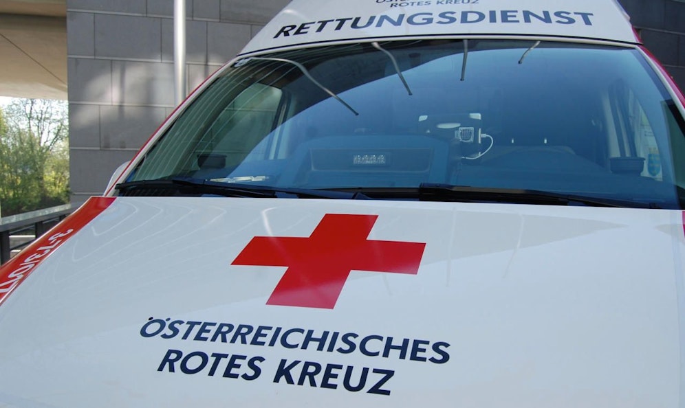 Die Unbekannten warfen Steine auf das Rettungsfahrzeug