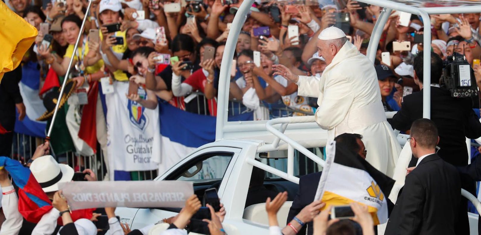 Gefeiert wie ein Popstar: Papst besucht Panama